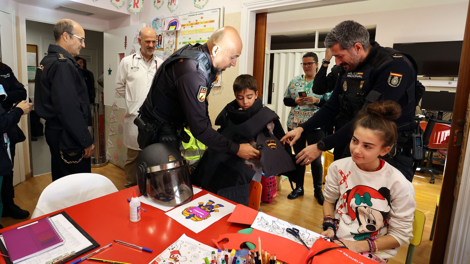 La Policía Nacional de Jerez con los niñ@s hospitalizados en el Hospital Universitario