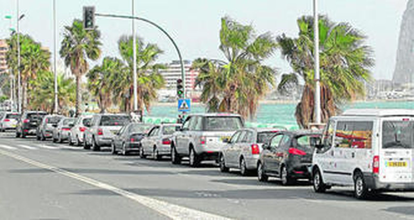 La fila de coches en la avenida España en la tarde de ayer.