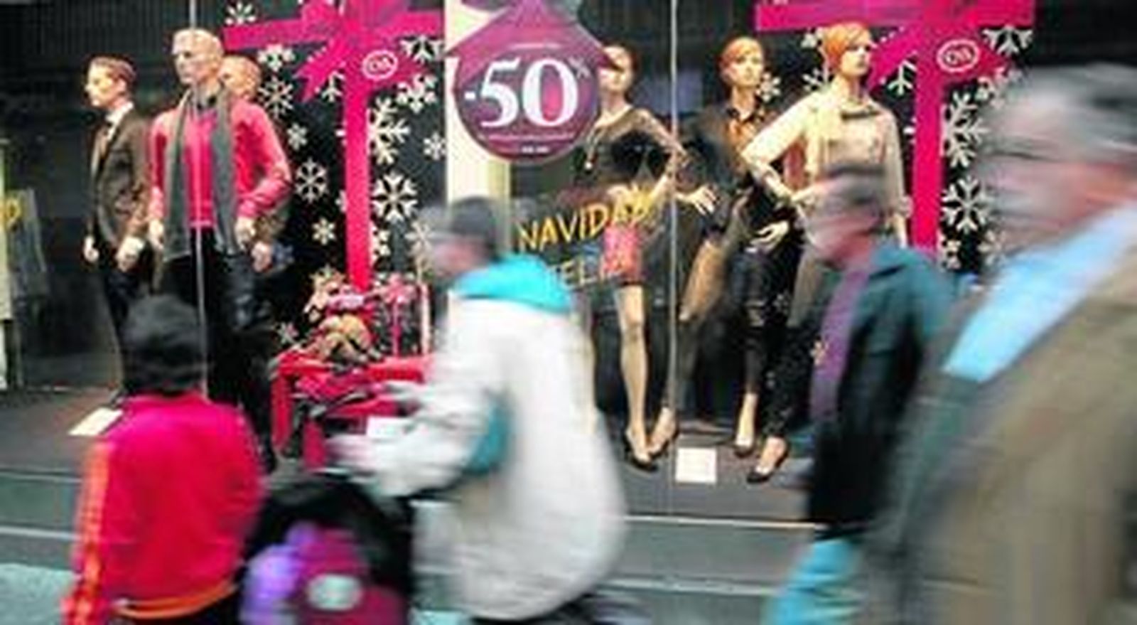 Un escaparate del centro luce un descuento del 50%.