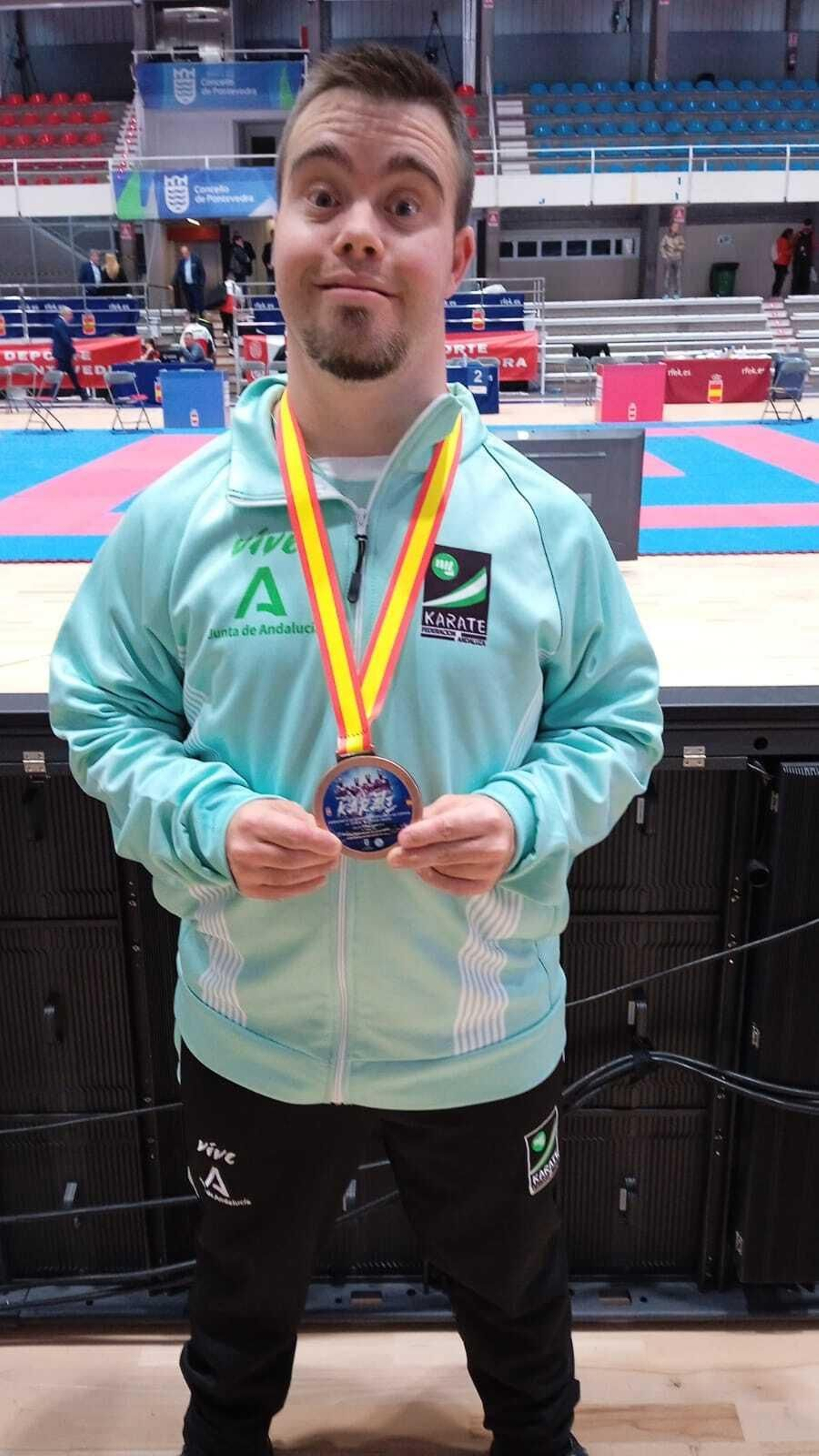 Posando orgulloso con su medalla.