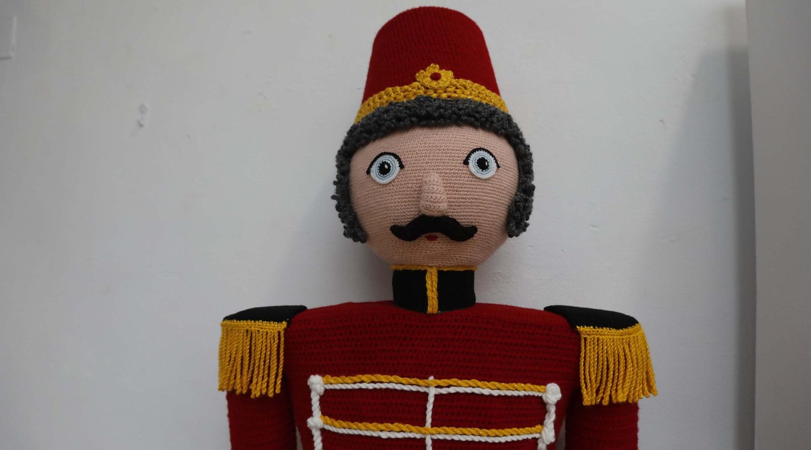 Hilos de Navidad: Las tejedoras de Recrearte llenan el Museo Municipal de Algeciras con las decoraciones en coché