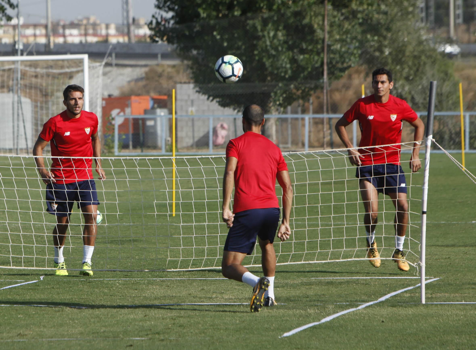 Carriço, Ganso y Guido Pizarro, éste de espaldas, en el entrenamiento sevillista de ayer.