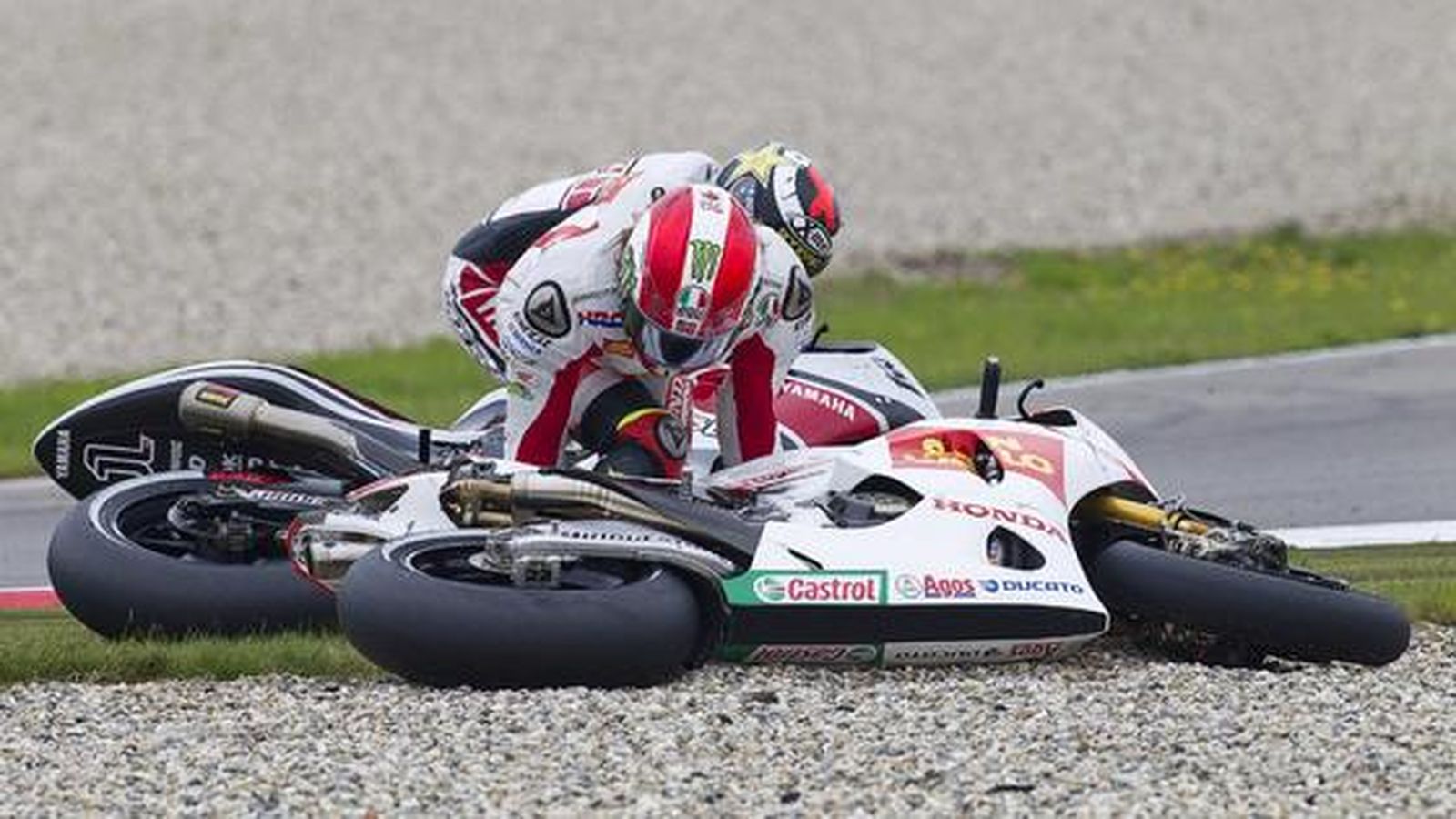 Marco Simoncelli se cayó y se llevó por delante a Jorge Lorenzo.

Foto: Reuters