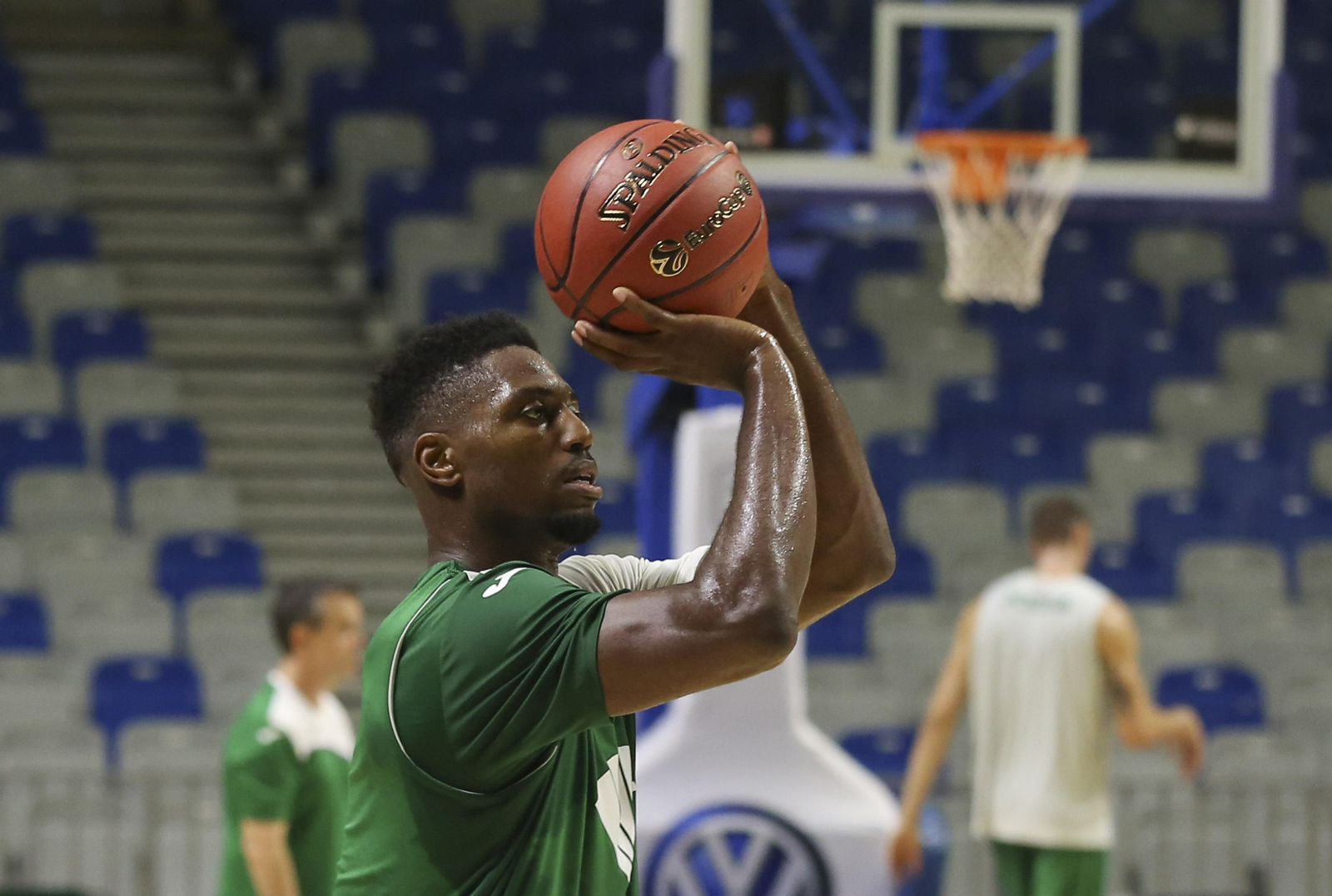 Melvin Ejim lanza a canasta en un entrenamiento.