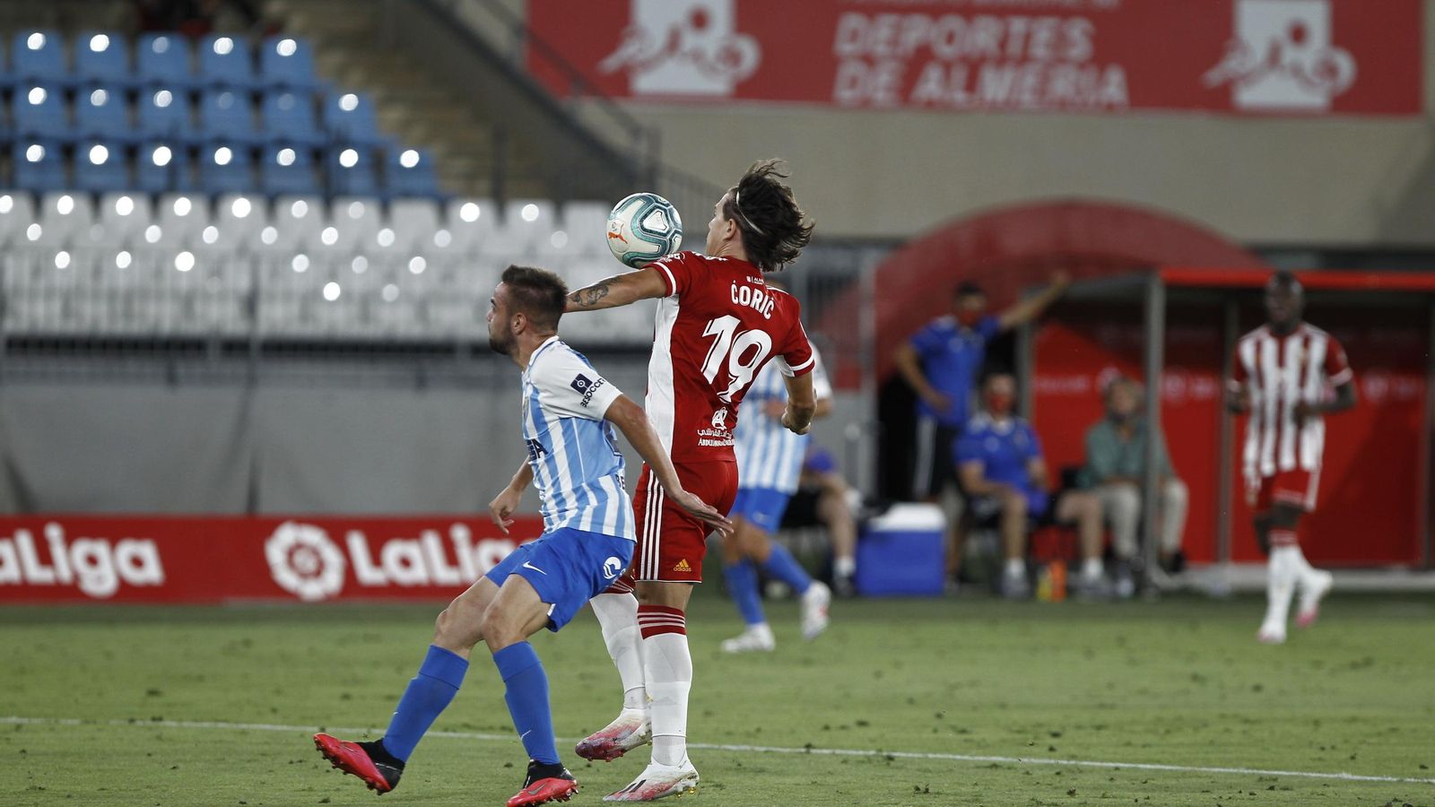 Coric controla el balón.