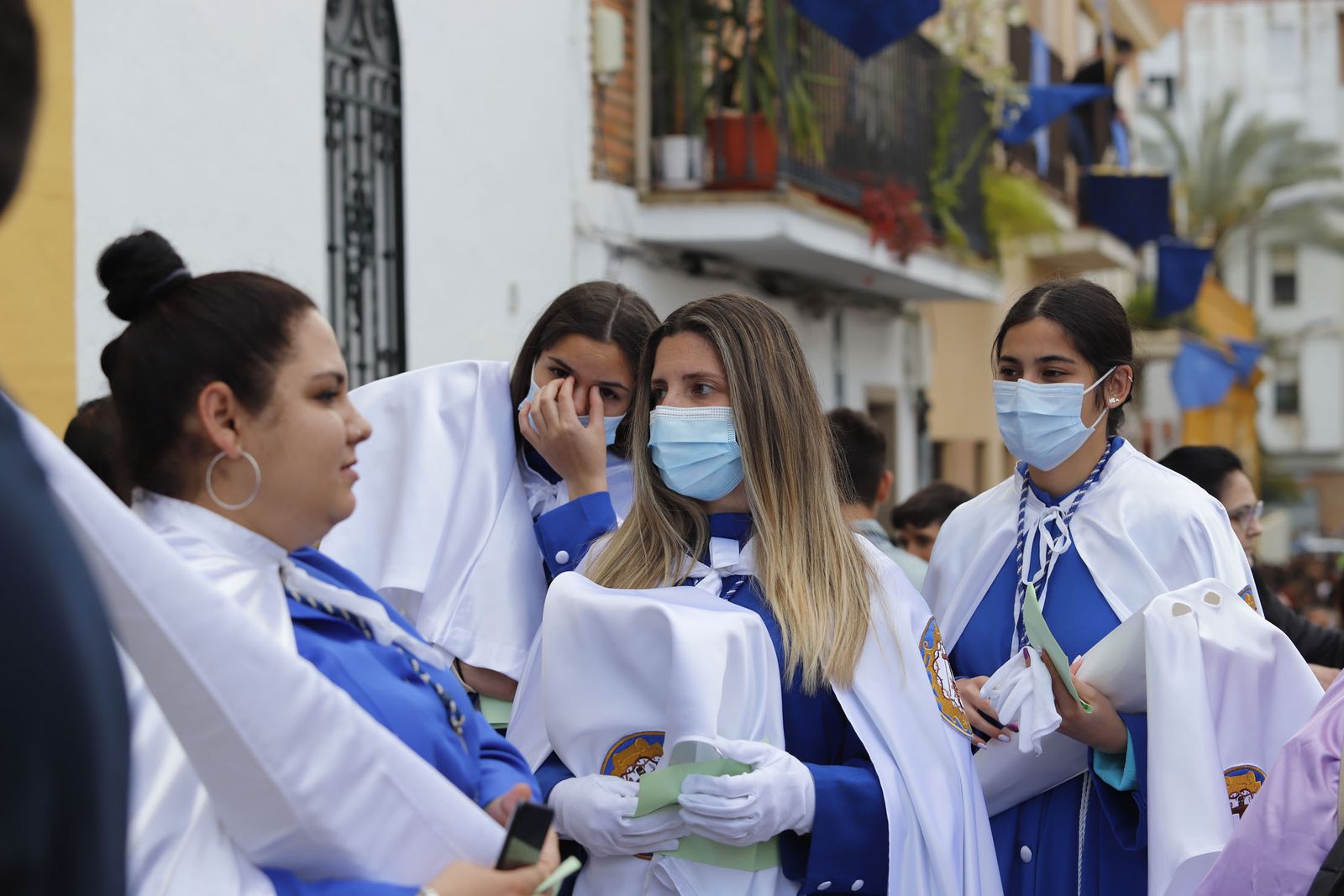 La Hermandad de la Sagrada Lanzada hace su estación de penitencia por las calles de Huelva