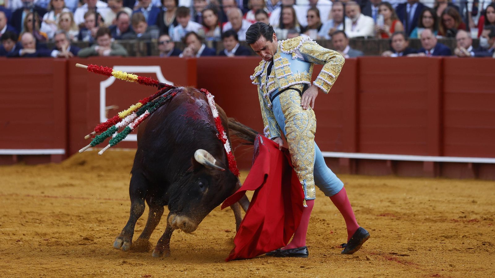 Juan Ortega durante la faena de su primer toro.