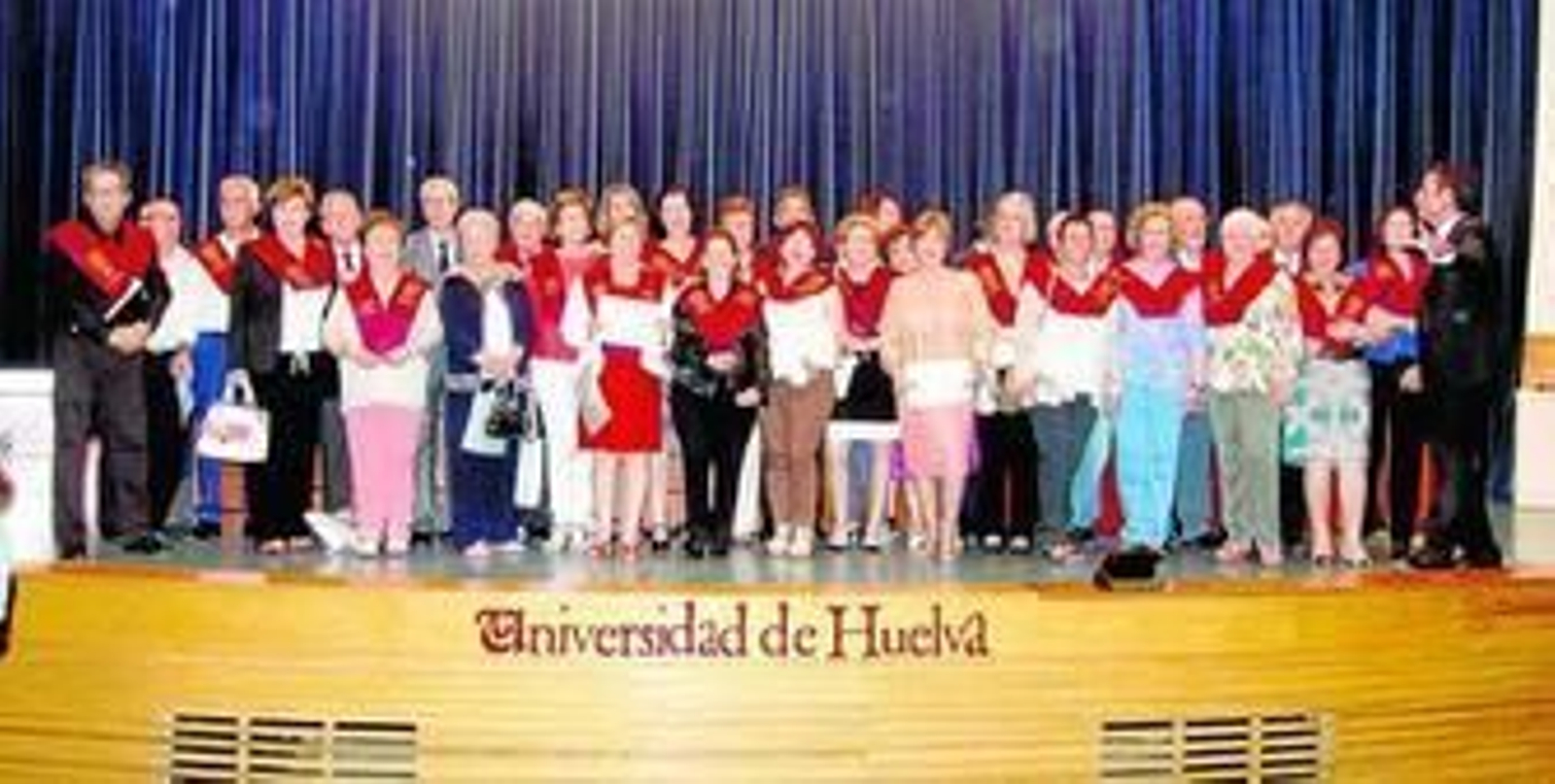 Fotografía de familia de los alumnos que han finalizado su formación en el Aula de la Experiencia de Huelva, pertenecientes a la promoción 2013-2016.