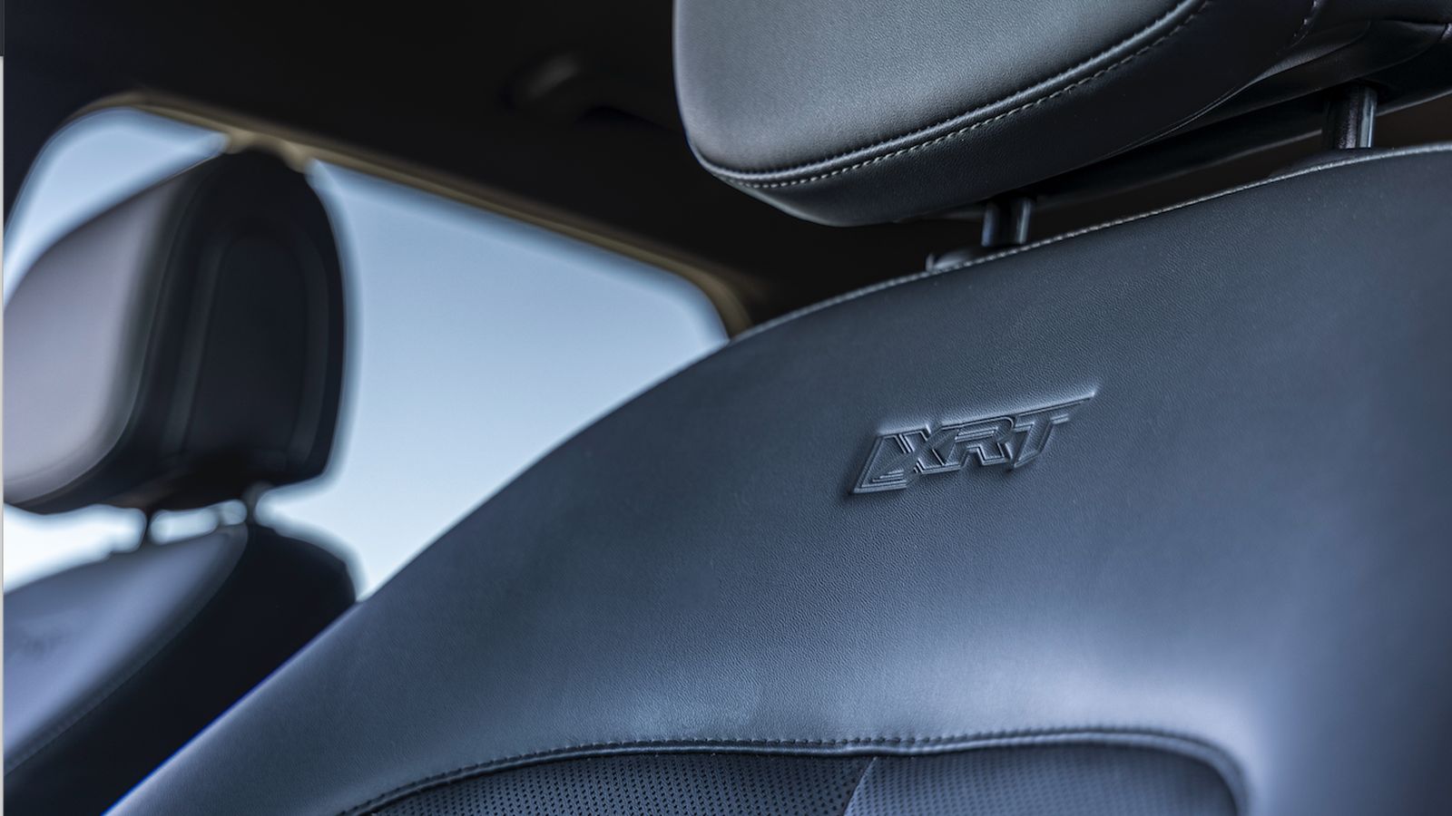 El logo XRT también alcanza en el interior a los respaldos de los asientos delanteros.
