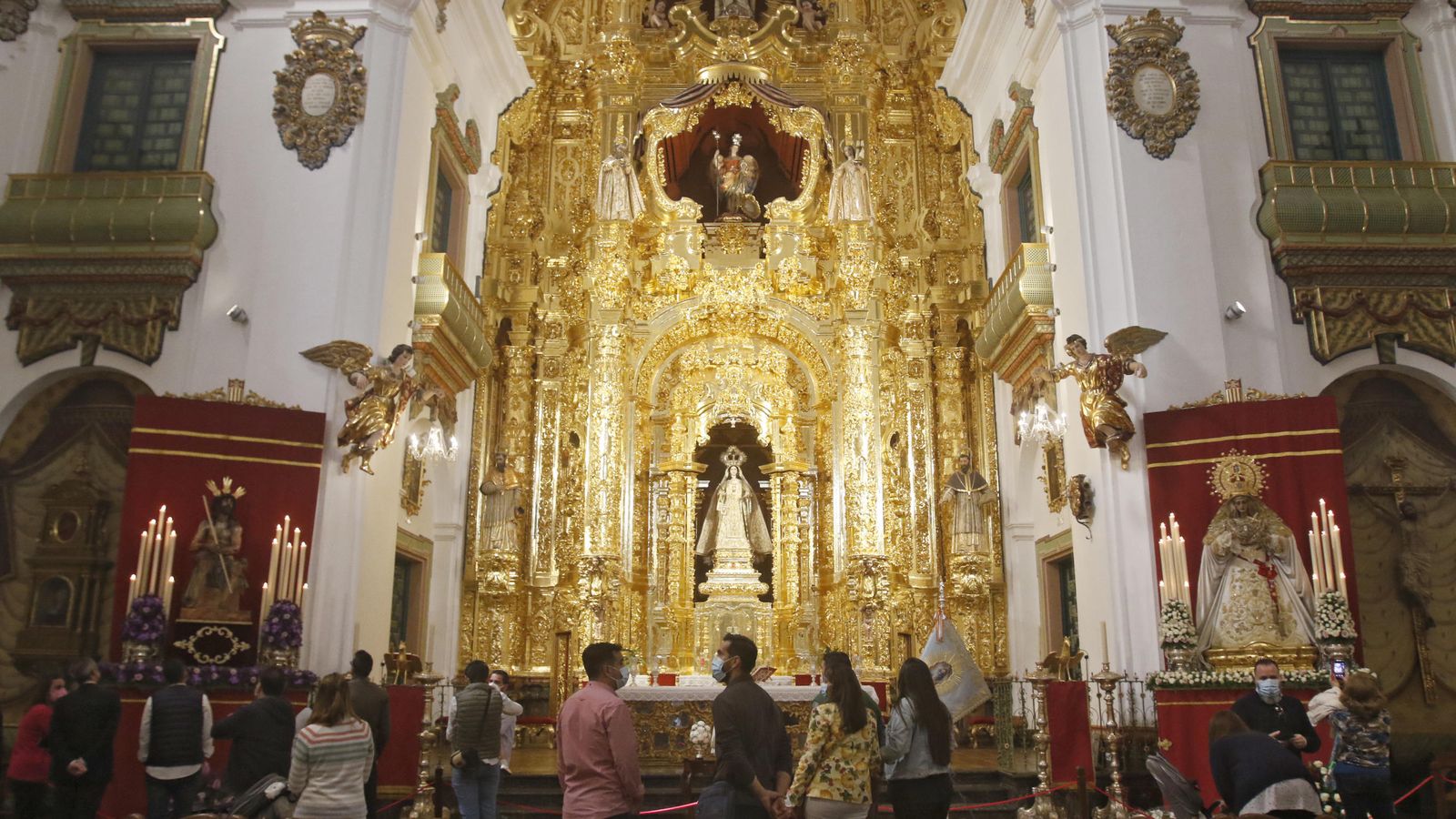 Los titulares de la Merced reciben los rezos de los fieles.