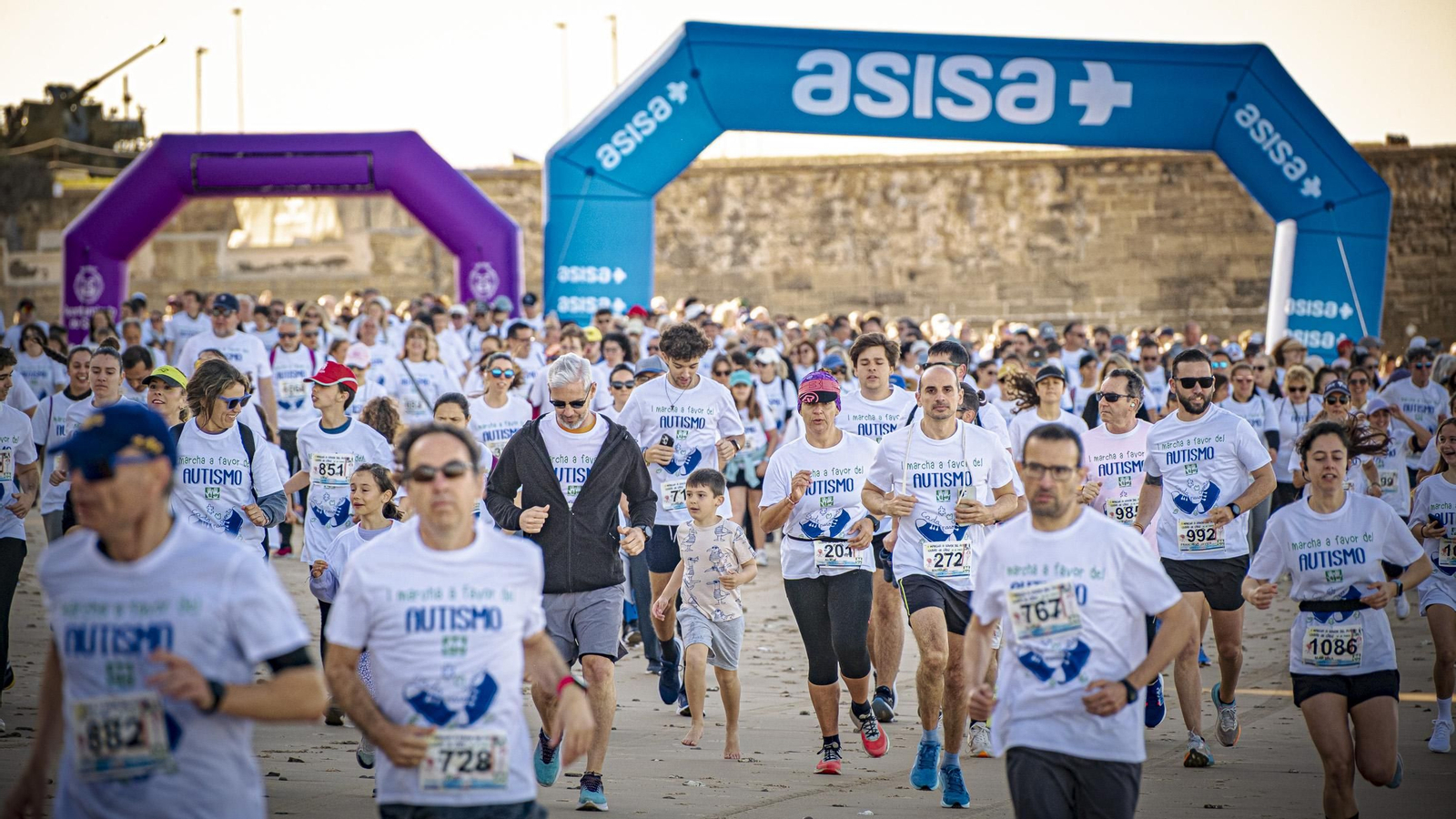 Búscate entre las imágenes de la  ‘I Marcha a favor del autismo’ en Cádiz