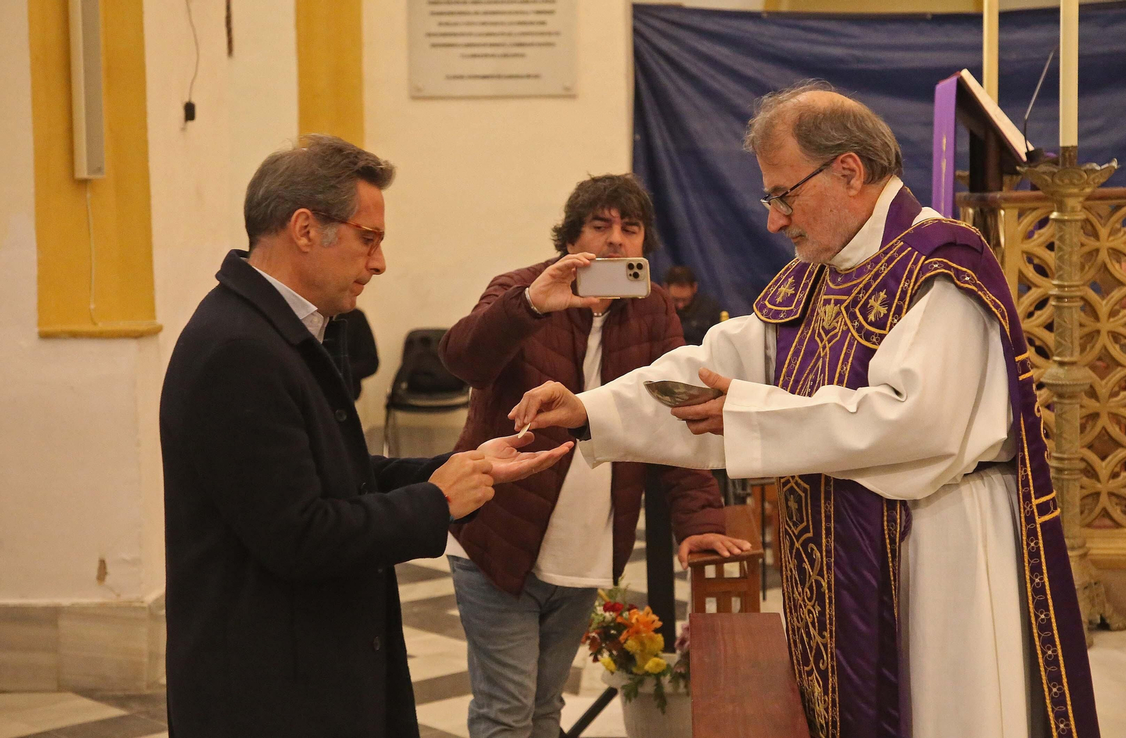 La ofrenda floral del Algeciras CF a la Virgen de la Palma, en imágenes
