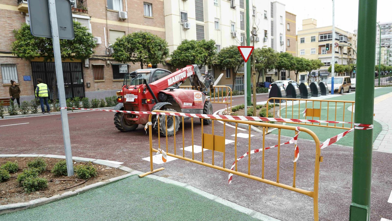 Carril bici precintado y maquinaria de obra en la Avenida del Greco, hoy día de su reapertura.