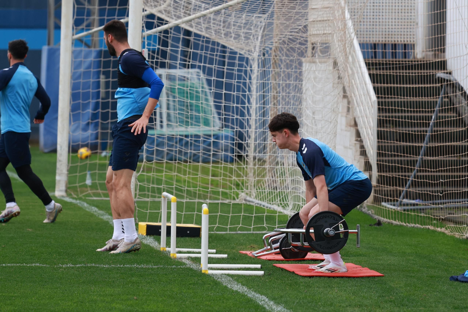 Ramón Enríquez: El capitán reaparece en muletas y sonriente