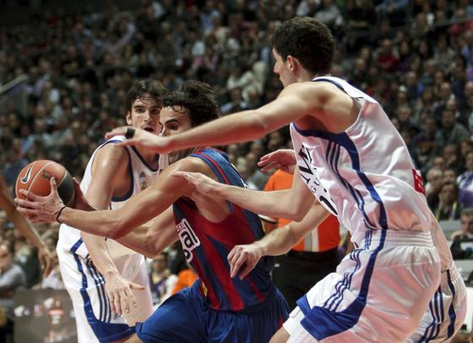El Barcelona vence en la final de la Copa del Rey ante el Real Madrid por segundo año consecutivo  (68-60). / EFE