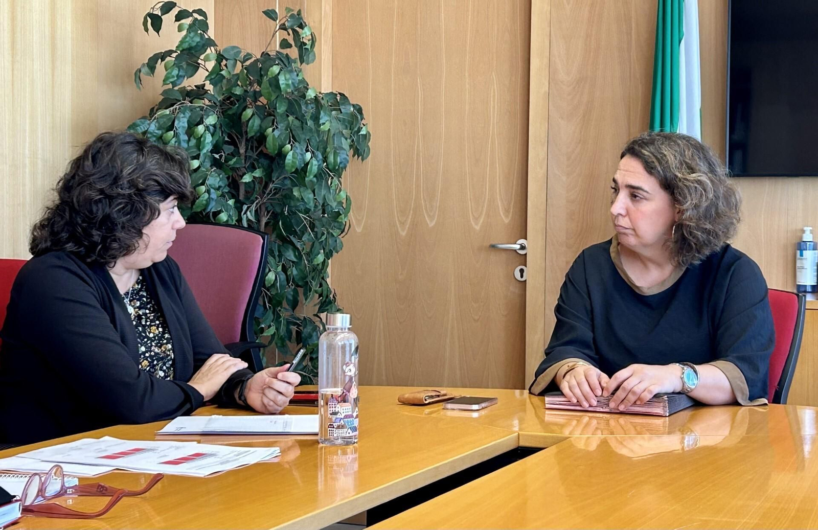 Carmen Álvarez, alcaldesa de Sanlúcar, reunida con Carmen Sánchez, delegada de la Junta.