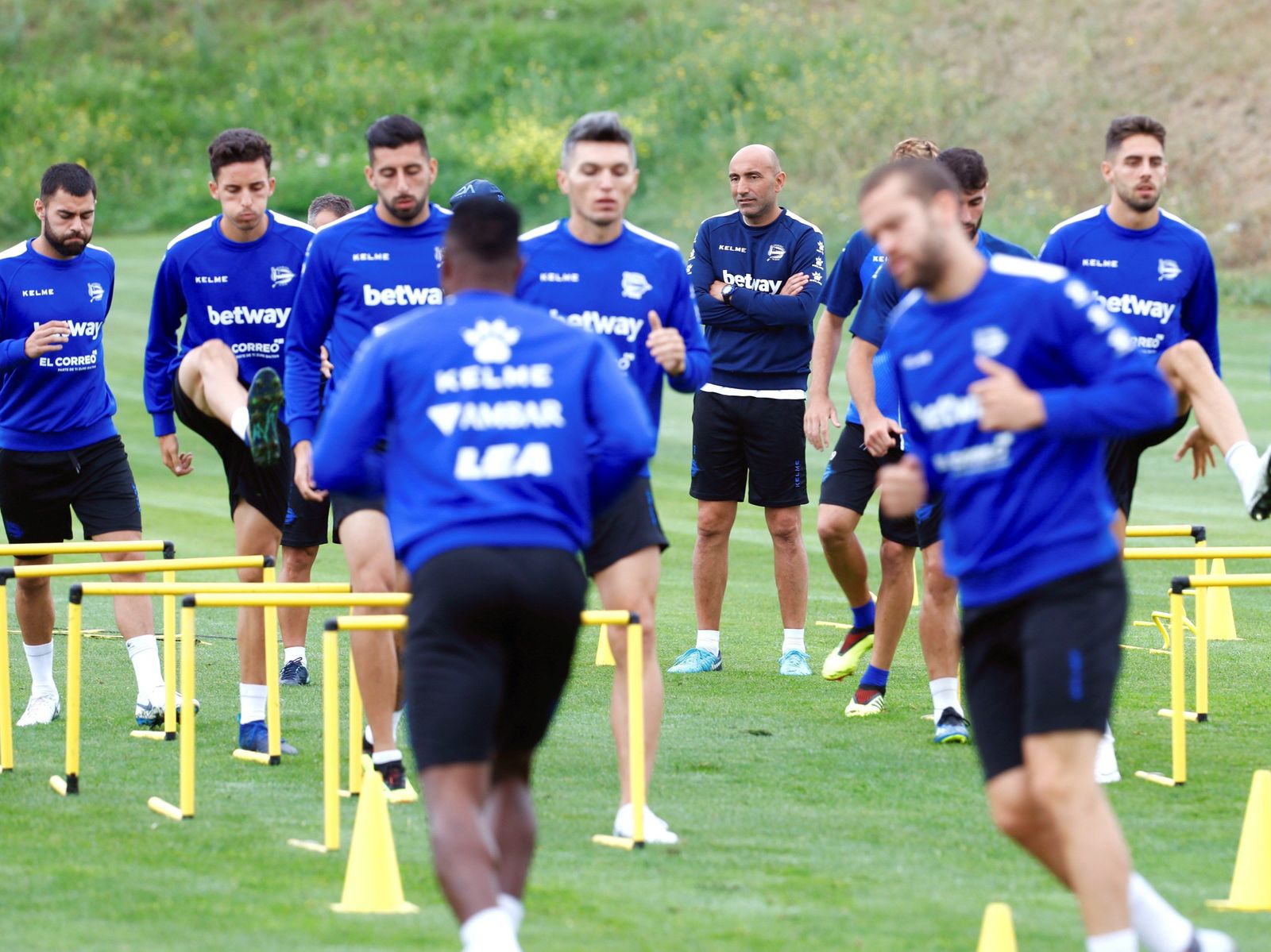 Abelardo, al frente de un entrenamiento del Alavés esta temporada.