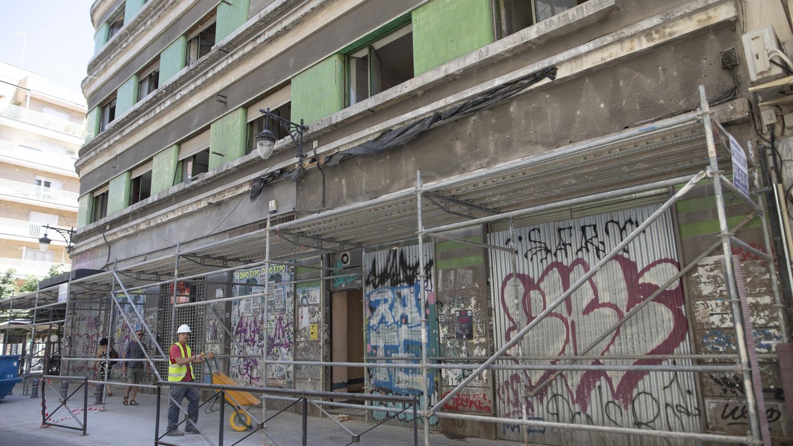 Obreros trabajan ya en el edificio