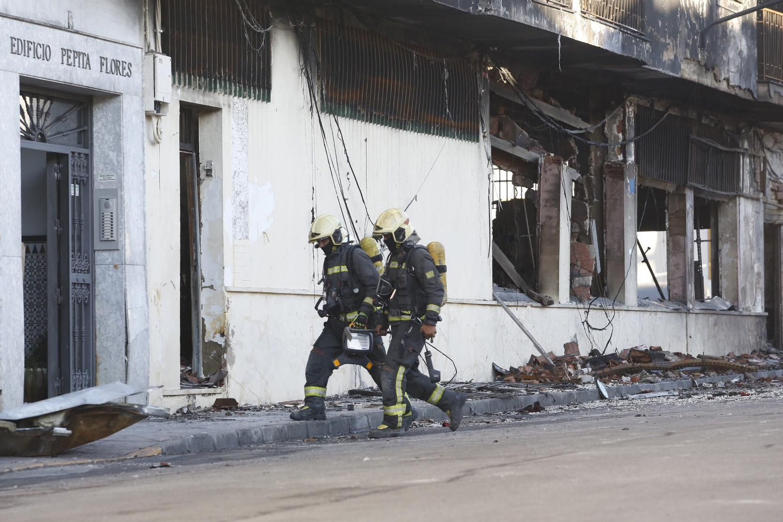 Incendio de un edificio de 18 viviendas en Ronda, en fotos