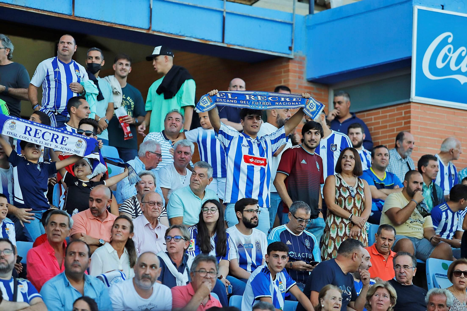 Aficionados del Recreativo de Huelva en el Nuevo Colombino.