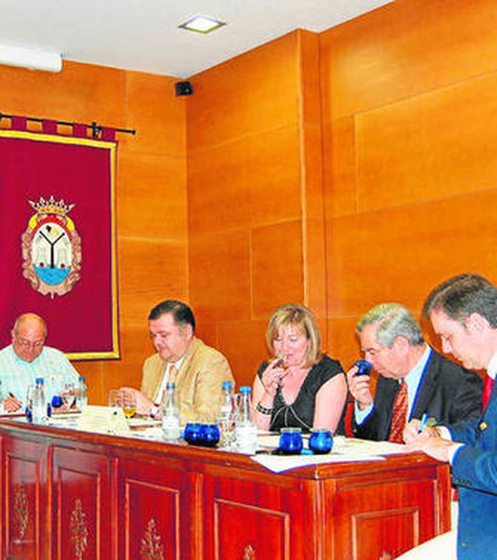 Encuentro del jurado en el Consistorio menciano.