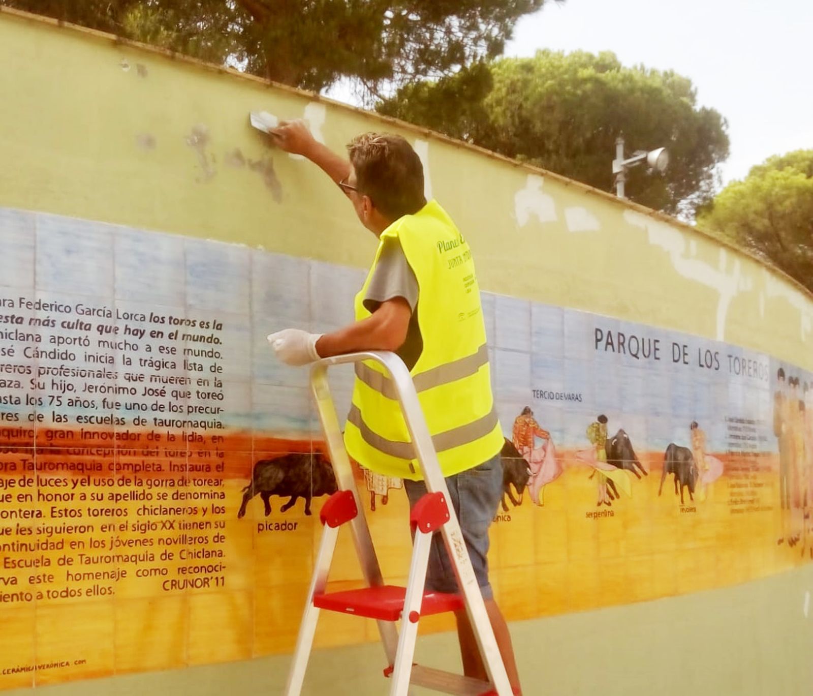 Un trabajador de los planes de empleo realiza labores de reparaciones en el parque de Los Toreros.