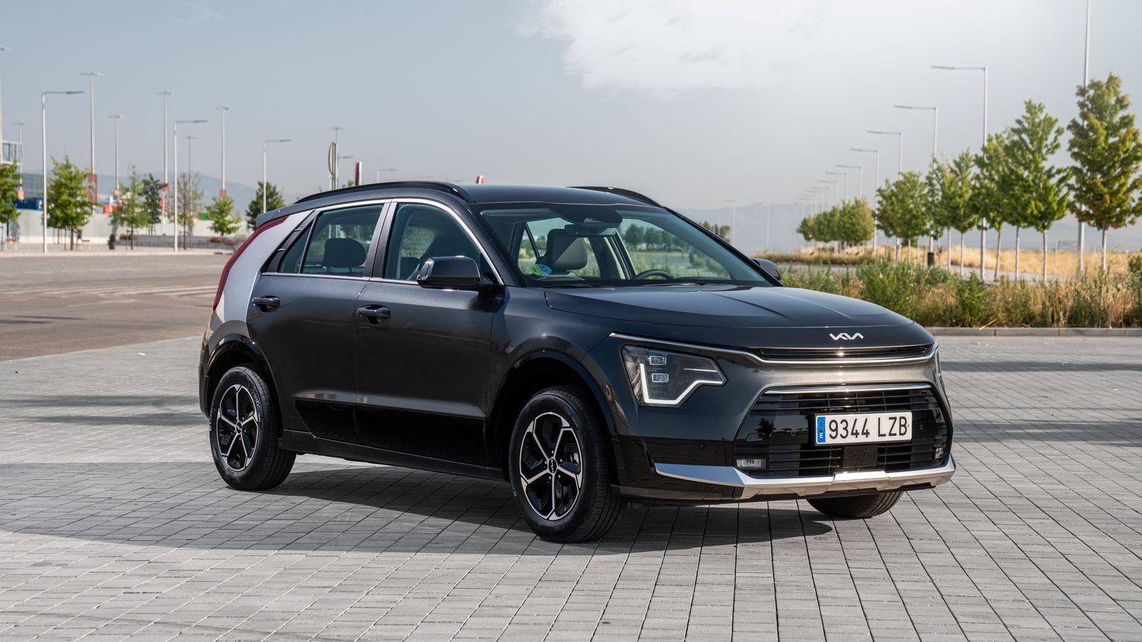 La versión HEV es, a similar nivel de equipamiento, unos 8.000 euros menos costosa que la PHEV si no consideramos para ésta las máximas ayudas del Moves III por achatarramiento de otro vehículo.