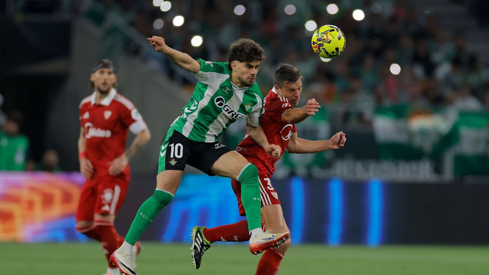Abde puga por un balón con Azpilicueta.