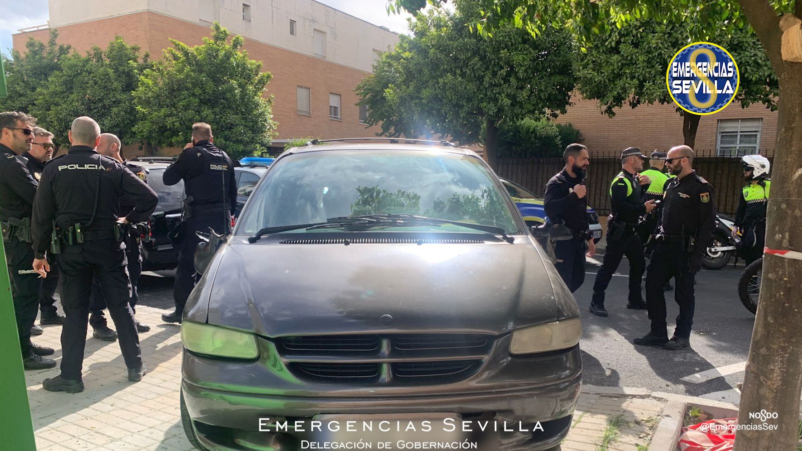 Los agentes que han participado en la operación junto al vehículo del detenido.