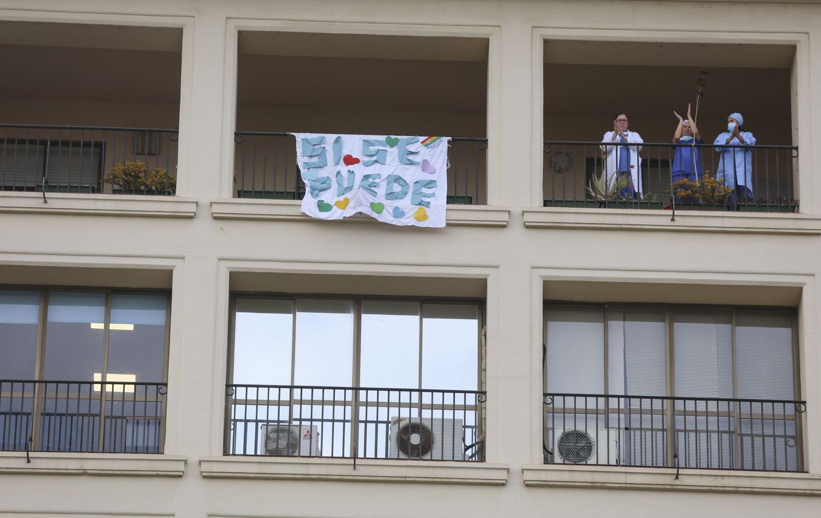 Coronavirus en Málaga: Aplausos que emocionan en el hospital Regional, en fotos