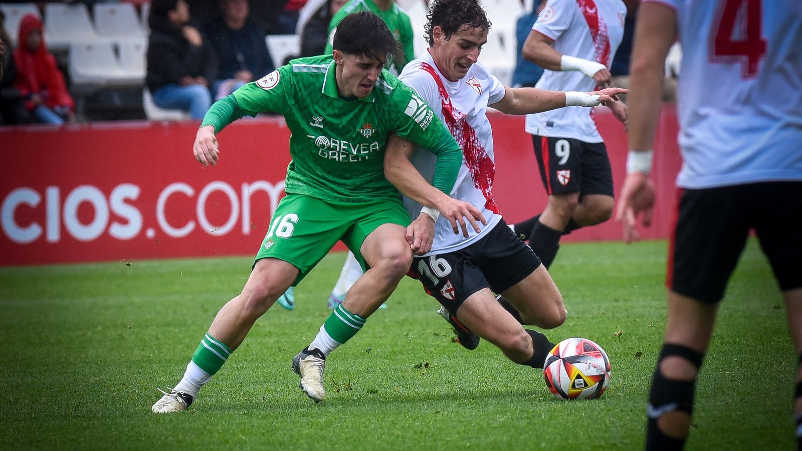 Manu Bueno y Sorroche disputan el balón durante el derbi de filiales.