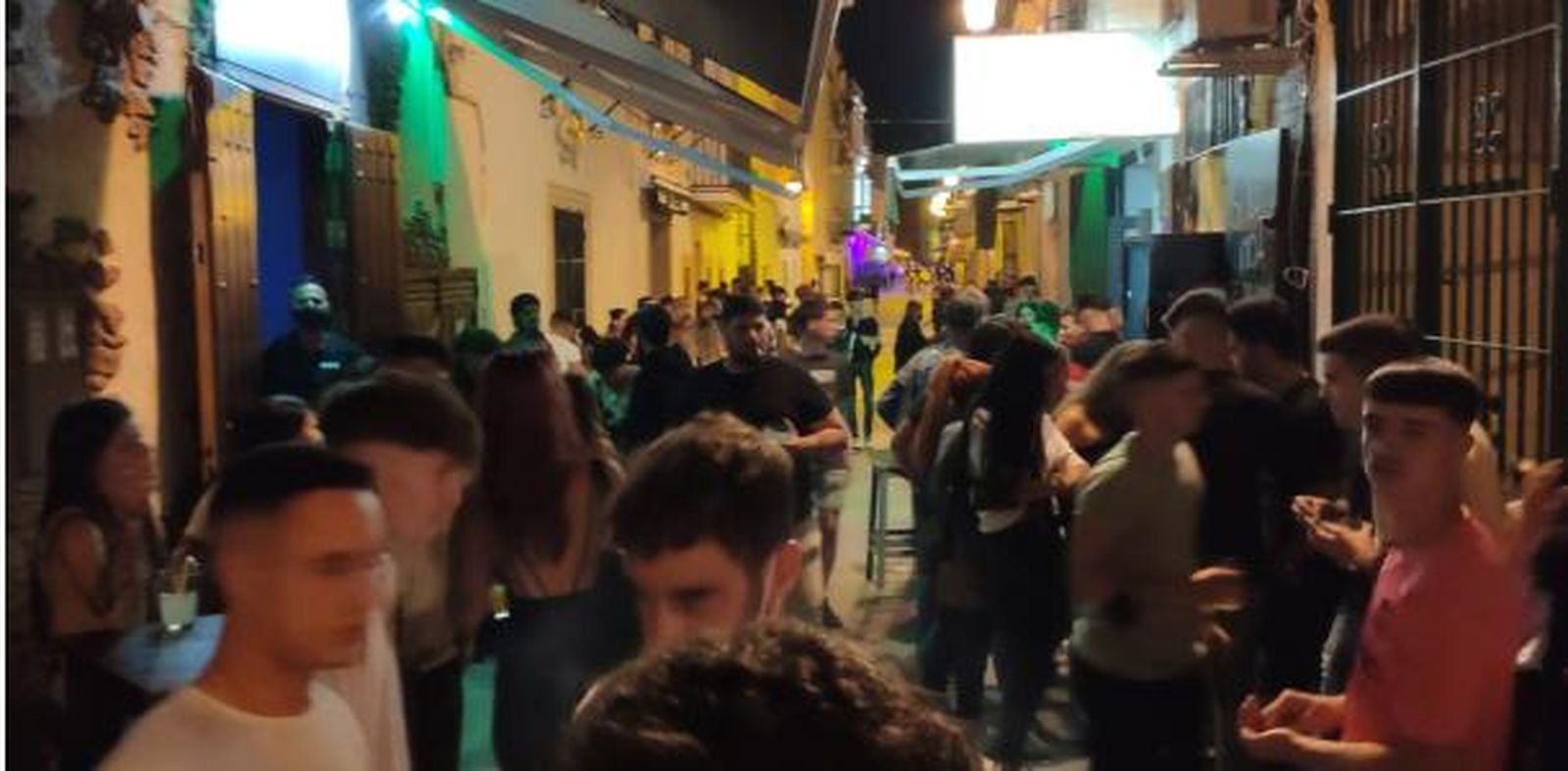 Agentes de la Policía Local temen el descontrol en El Puerto por el fomento del ocio este verano.