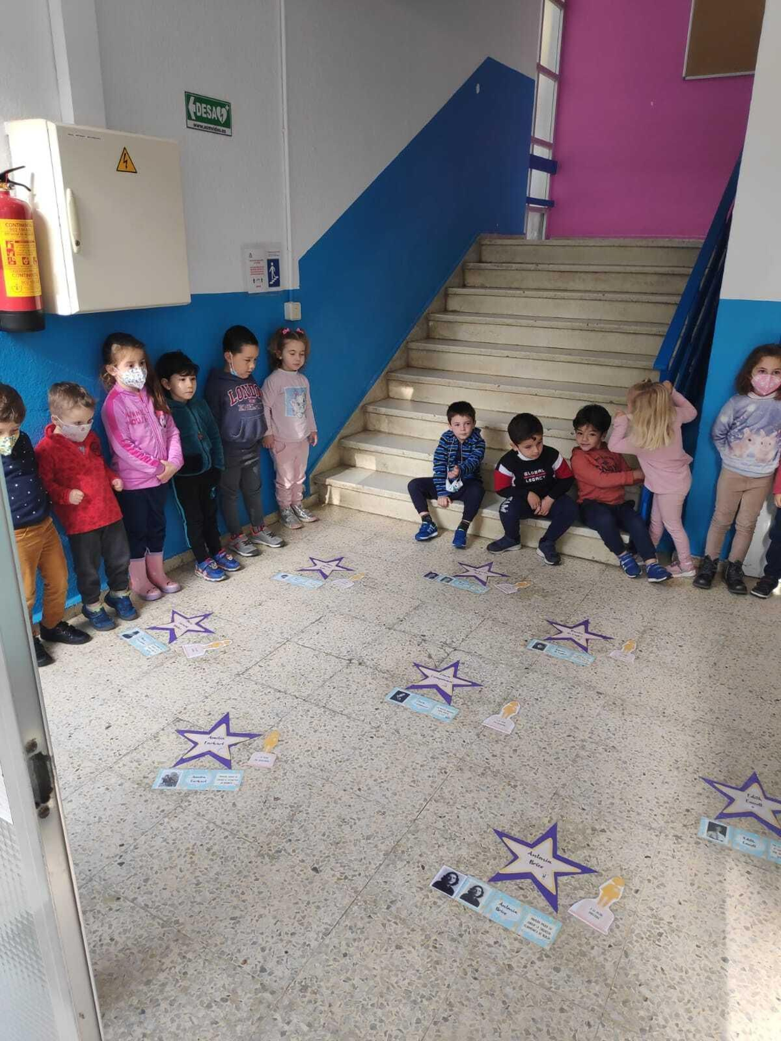 Alumnos del colegio Alfonso X, con su particular paseo de la fama de mujeres.