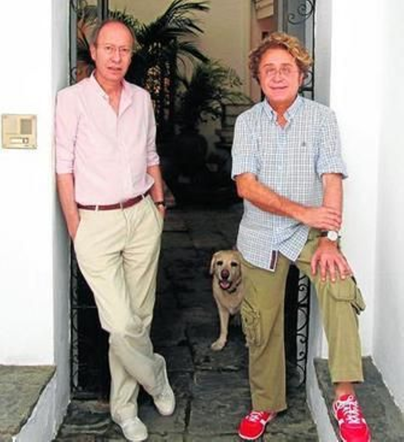 Los modistos sevillanos José Luis Medina y José Víctor Rodríguez, en una imagen reciente.