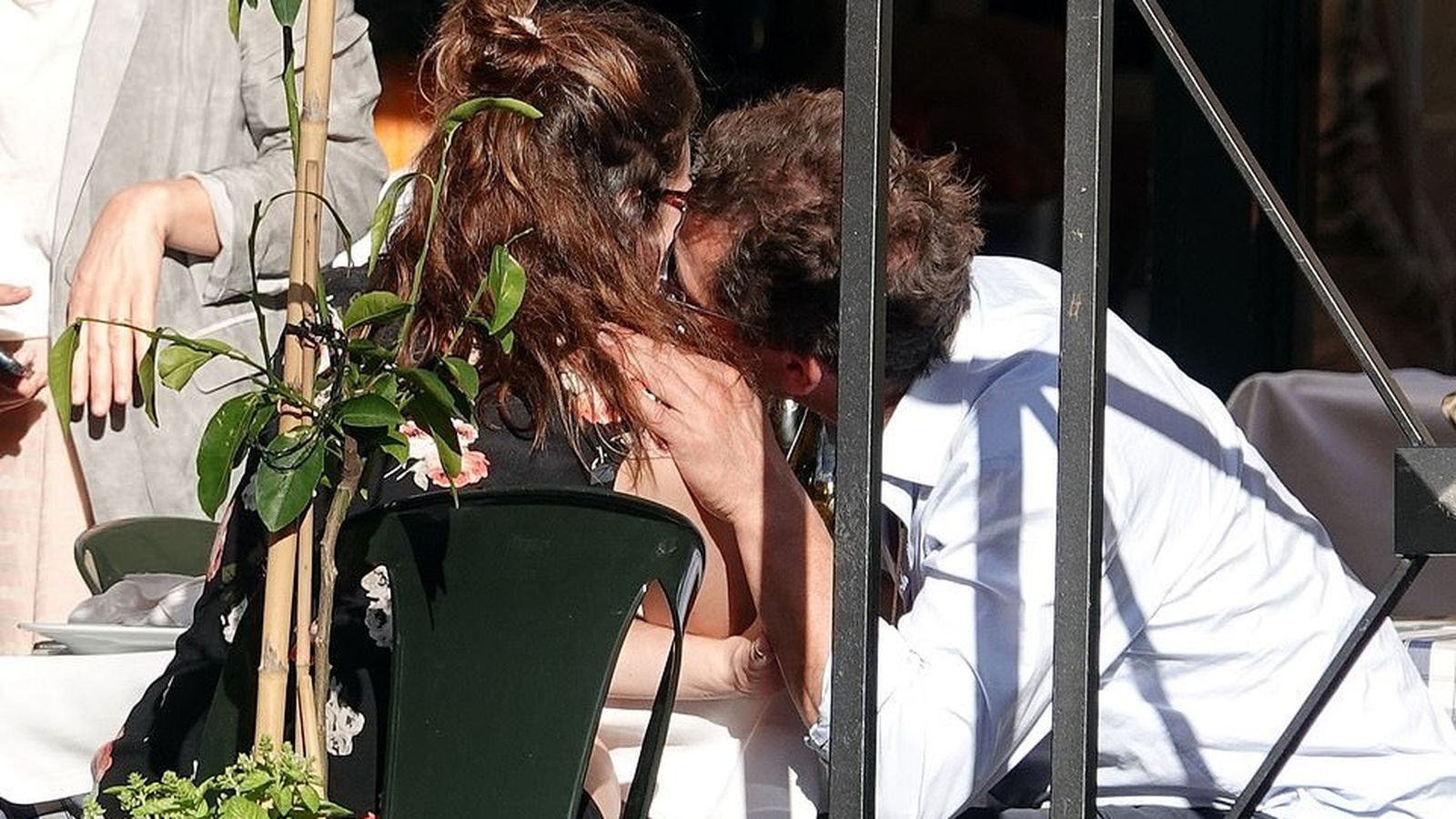 Imagen del beso entre Dominic West y Lily James en Roma.