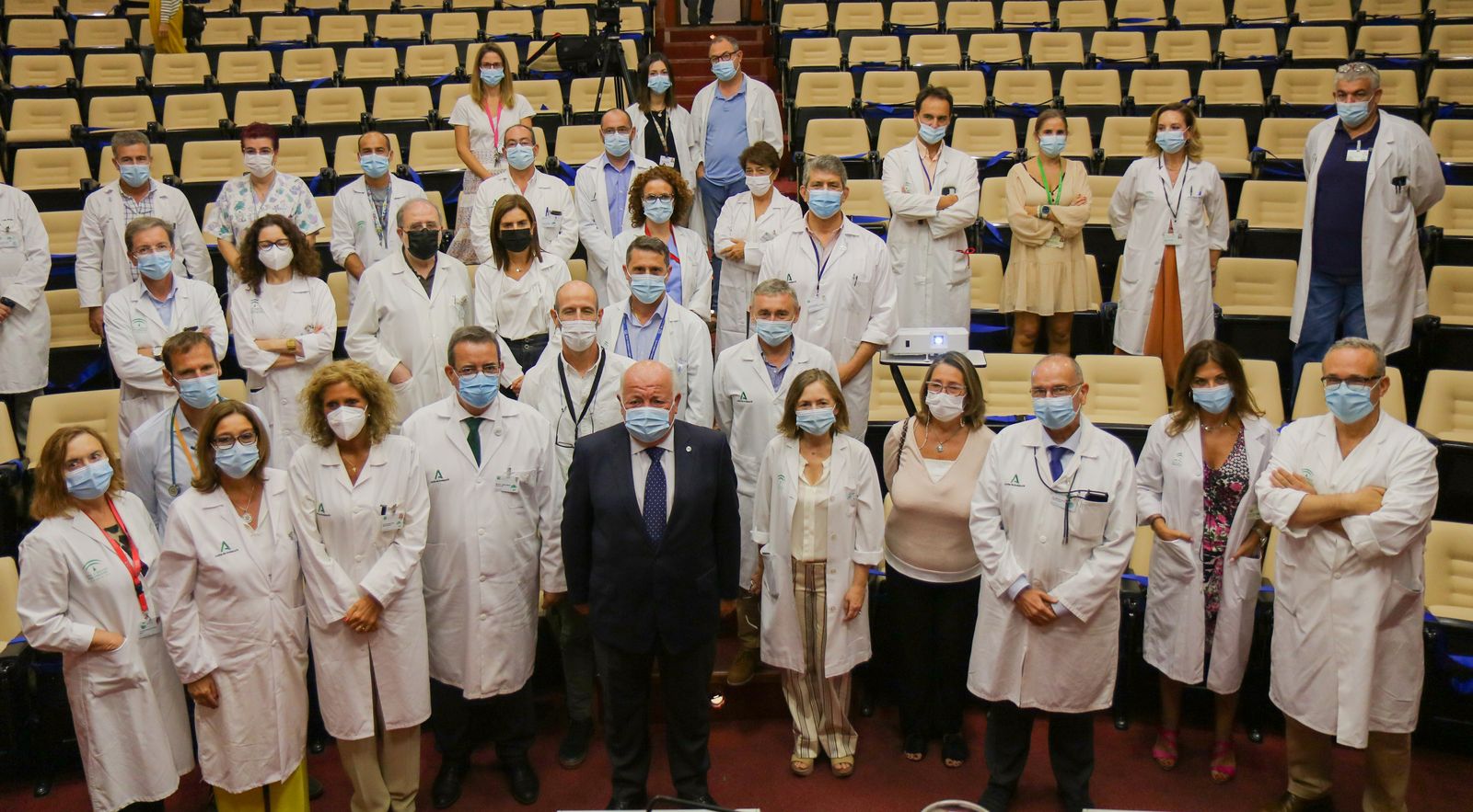 El consejero de Salud y Familias, Jesús Aguirre, junto al gerente del Virgen del Rocío, Manuel Molina, y los responsables de las nuevas unidades CSUR y demás profesionales.