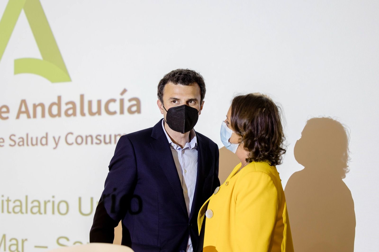Bruno García, con la consejera de Salud, Carolina García, en el Puerta del Mar horas después del accidente.