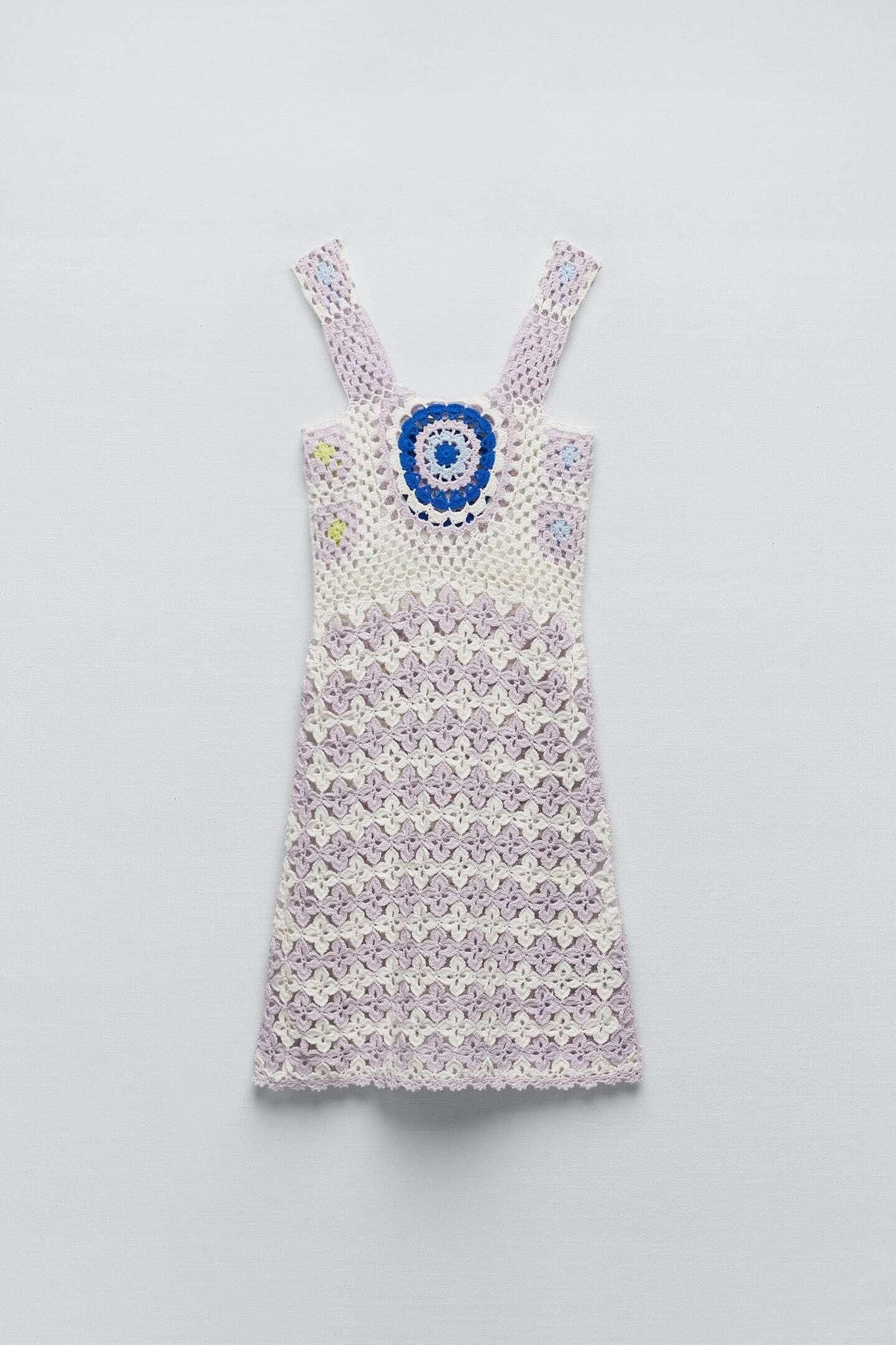 Vestido de crochet con detalle azul de Zara.
