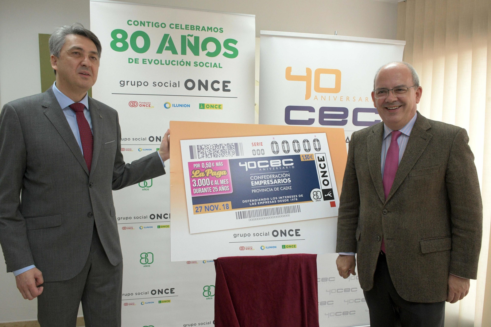 El director de la ONCE en Cádiz y el presidente de la CEC, con el cupón conmemorativo El director de la ONCE en Cádiz y el presidente de la CEC, con el cupón conmemorativo