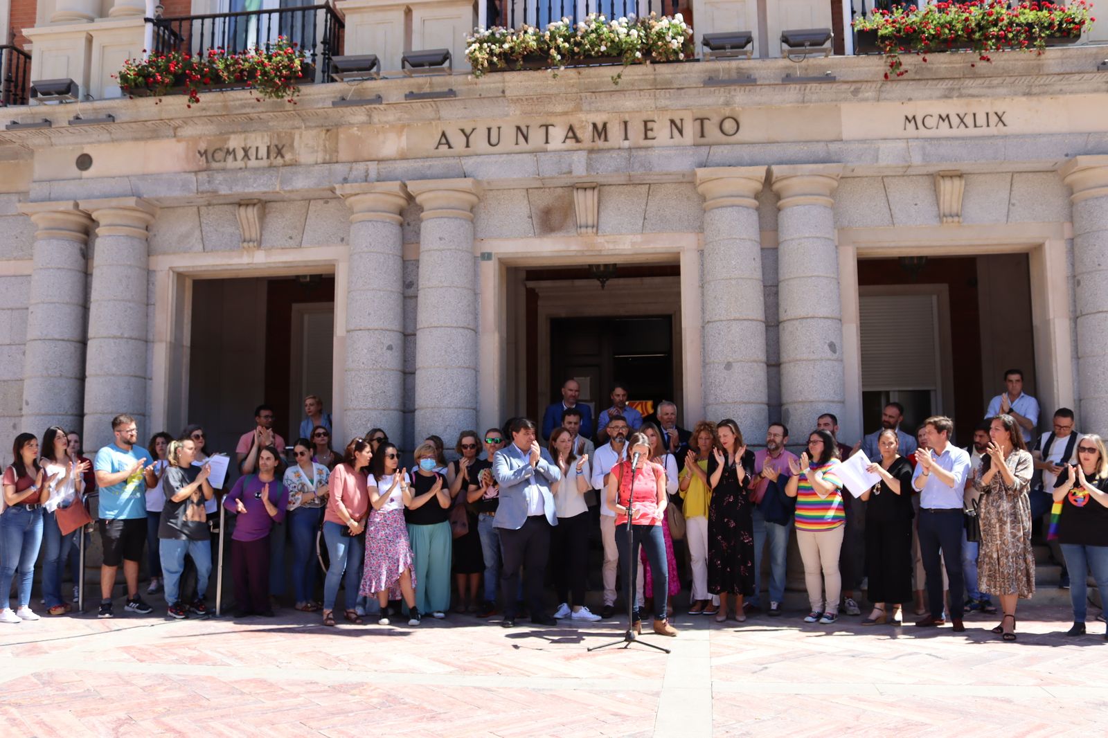 Concentración en el Ayuntamiento de Huelva en el Día Internacional contra la Lgtbifobia.