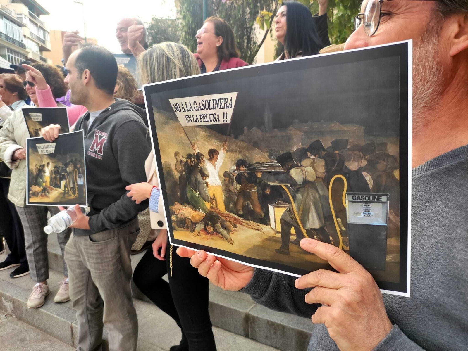 Vecinos concentrados este jueves con carteles contra la gasolinera de La Pelusa.