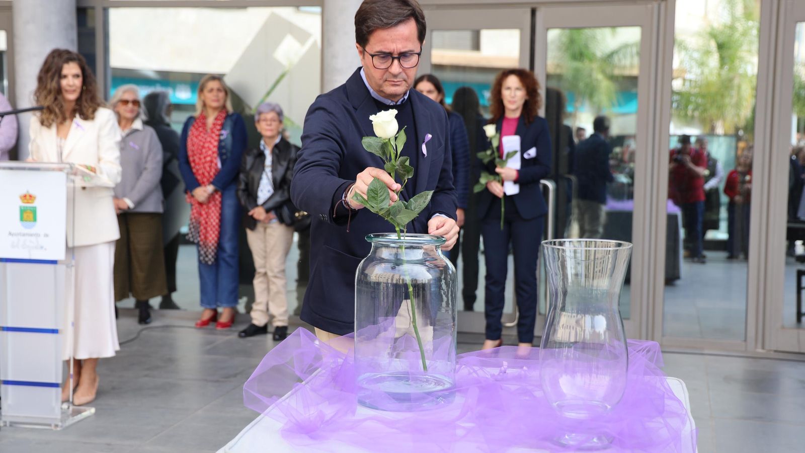 Góngora deposita una rosa blanca en recuerdo de las víctimas por violencia de género.