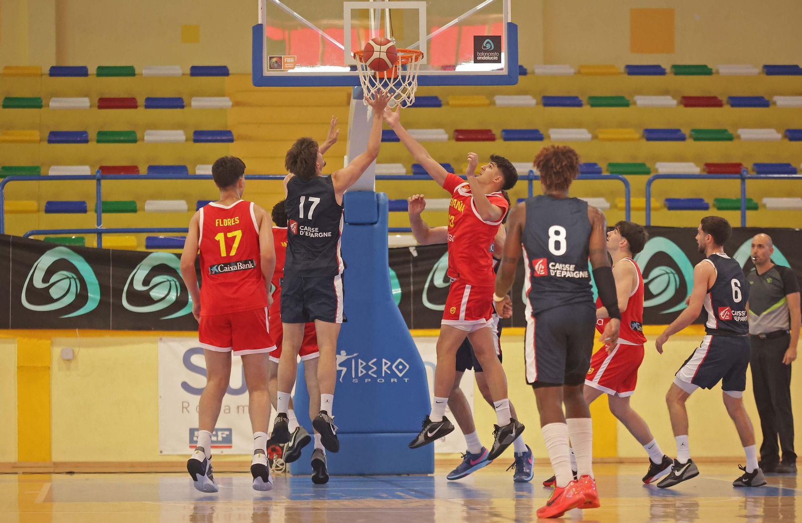 Fotos de la final del Torneo Internacional U20 de baloncesto entre España y Francia en La Línea
