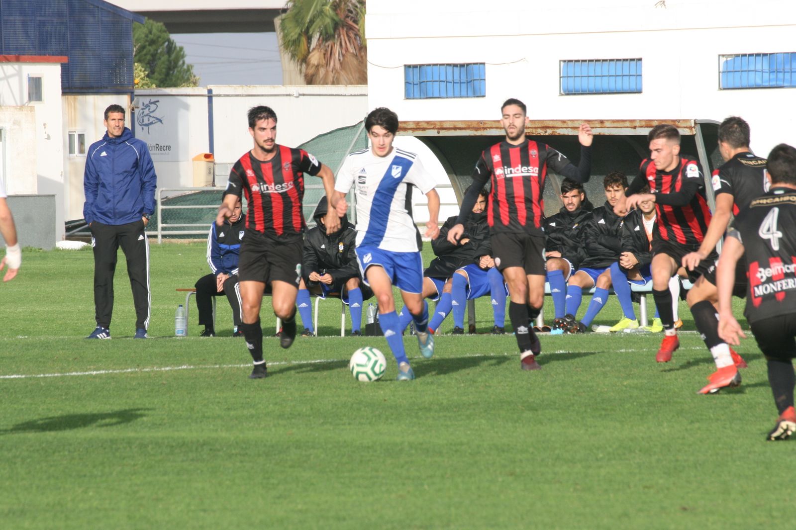 Lance del partido entre el Atlético Onubense y el CD Cabecense