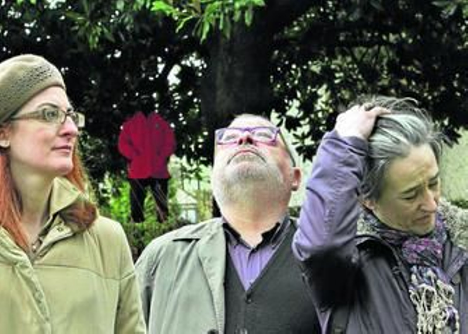 La hermana y la viuda (dcha.) de Joseba Pagazaurtundua, acompañadas por el filósofo Fernando Savater, en el acto de recuerdo de ayer.