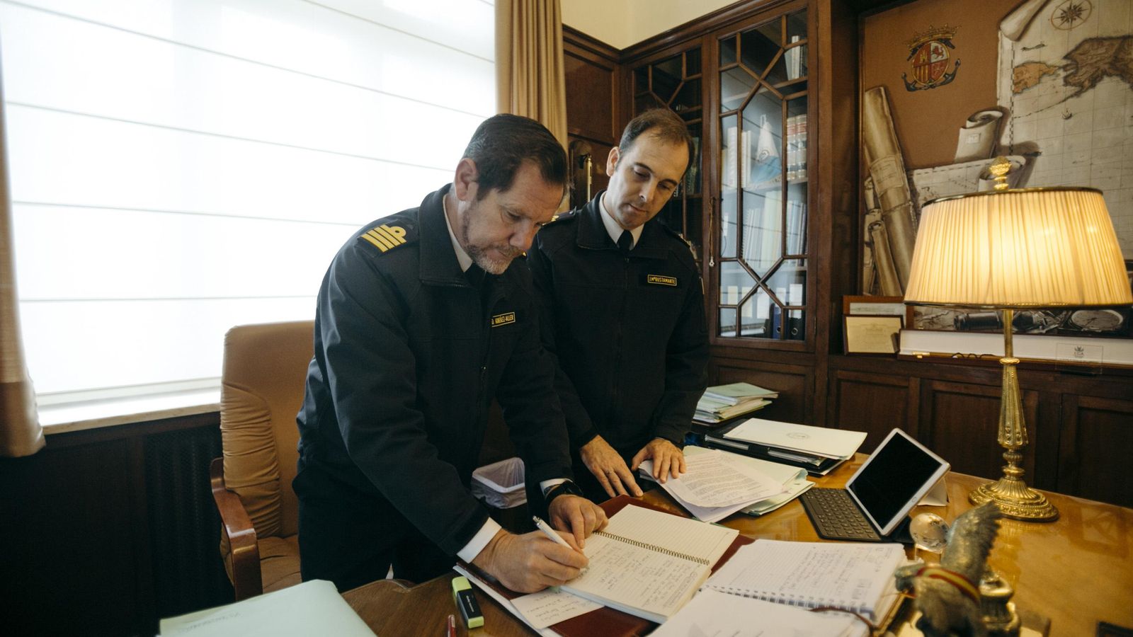 El comandante-director del instituto, Daniel González-Aller, en su despacho con el capitán de fragata Bustamante.