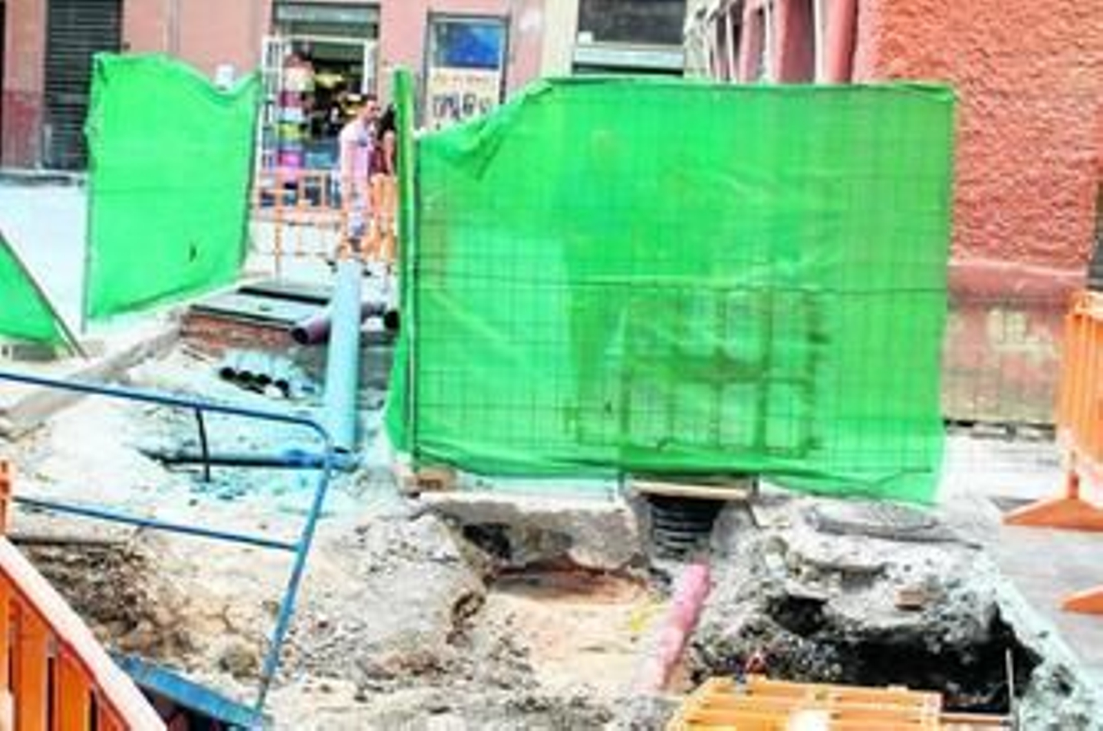 Obras de acerado y saneamiento en la calle Granada.