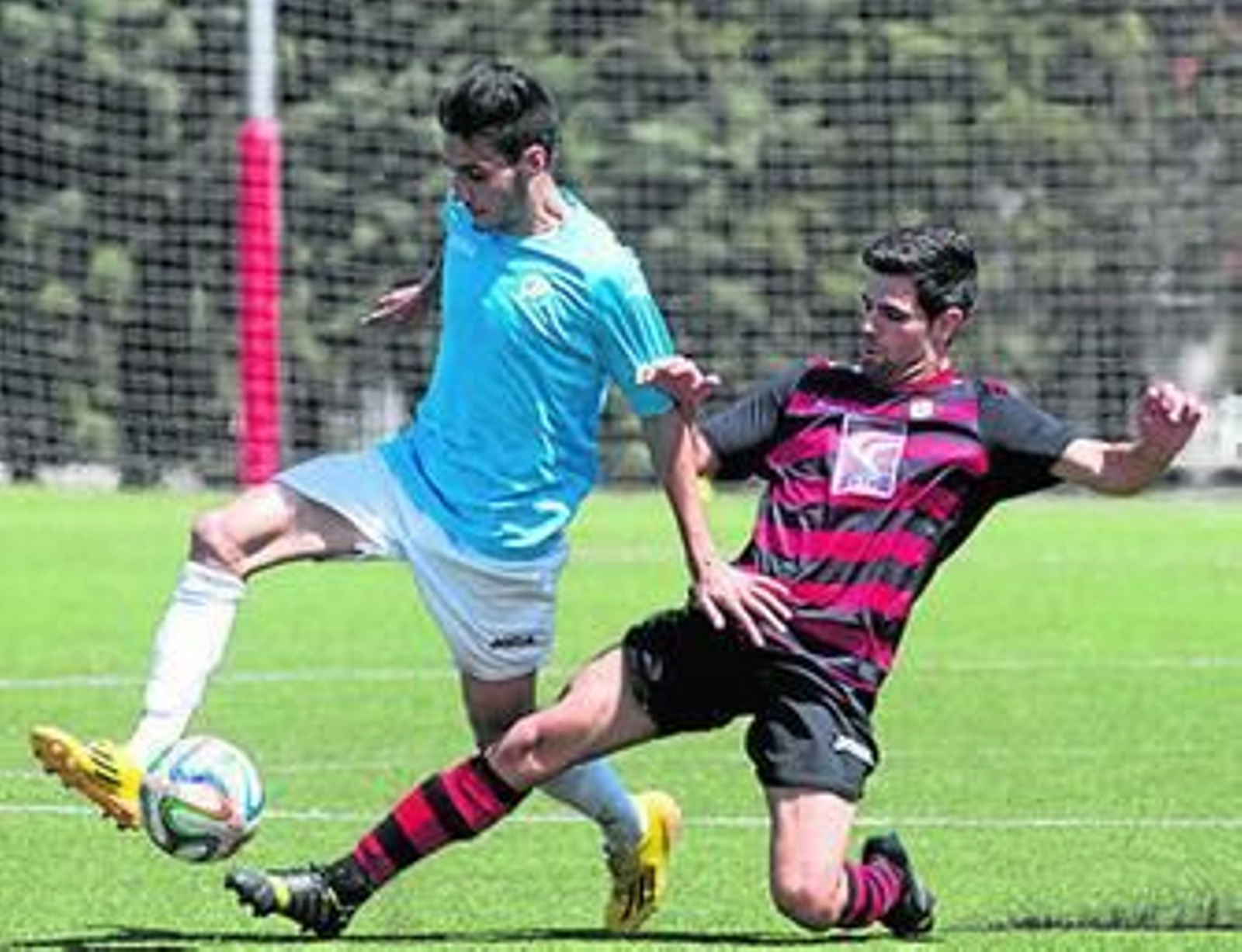 Kiki trata de robarle la pelota a un rival del Alcobendas.