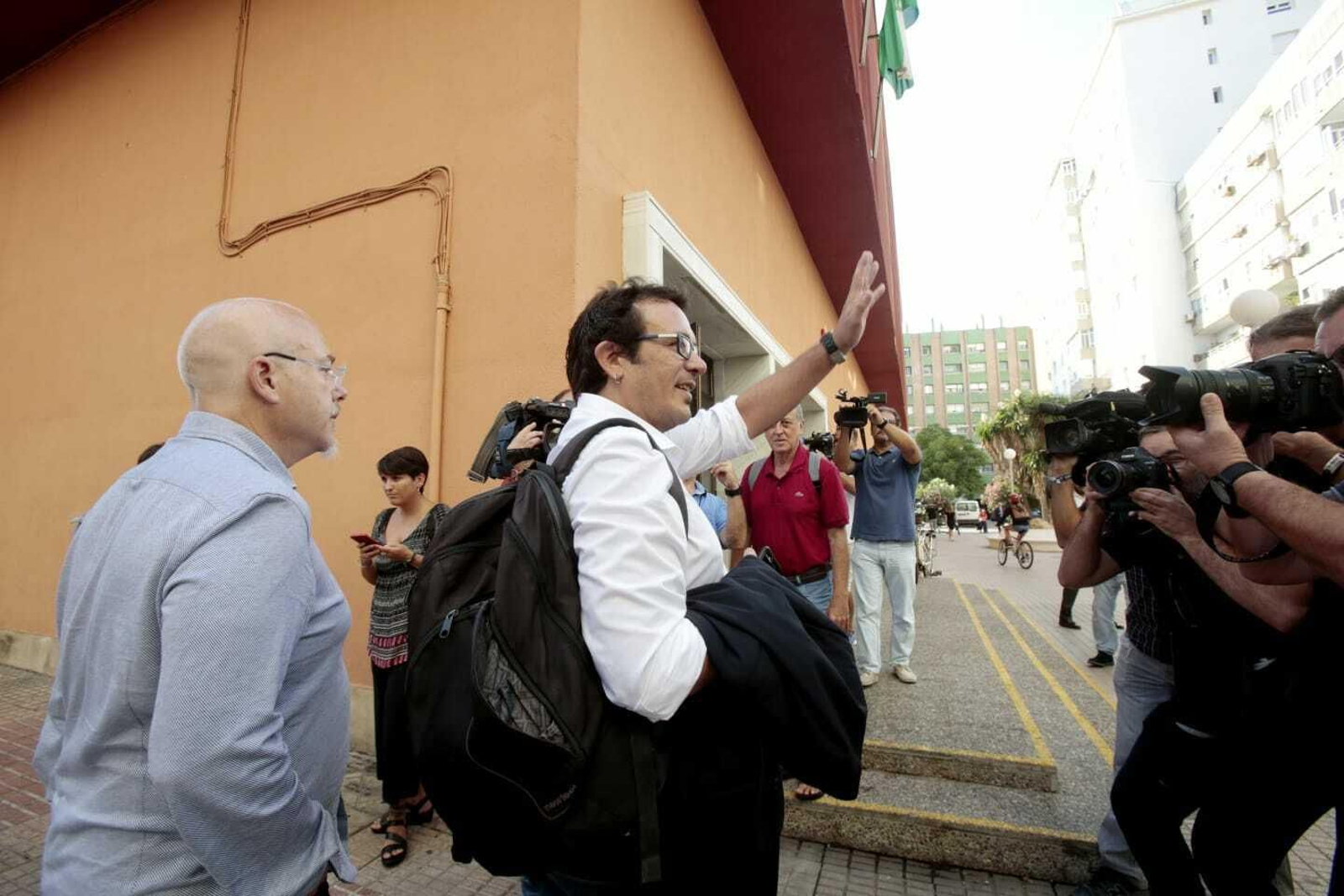 El alcalde de Cádiz, José María González 'Kichi', entra esta mañana en los Juzgados de San José.