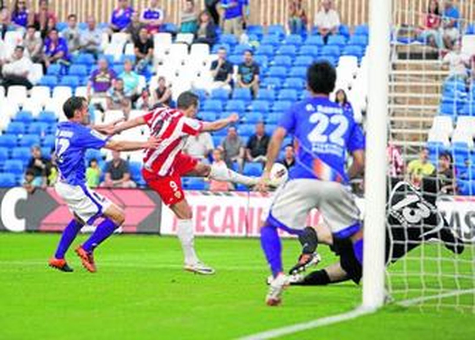 Aarón golpea el balón en la acción que significó el 0-1.